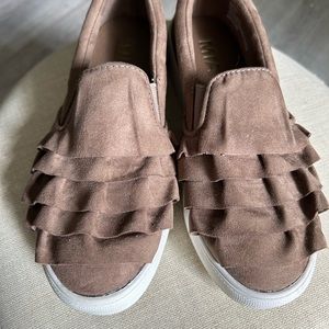 Casual ruffled slip-on sneaker